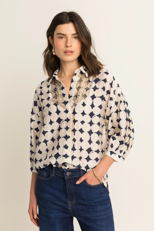 Blouse met donkerblauwe print