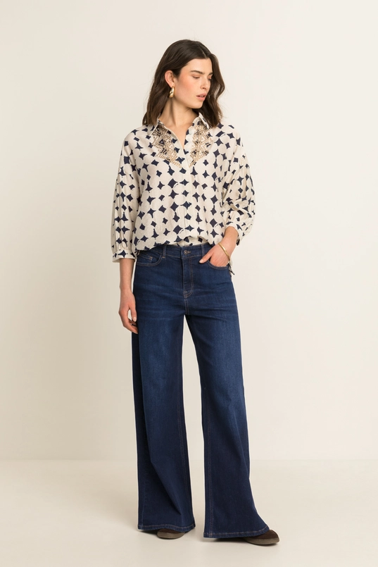 Blouse met donkerblauwe print