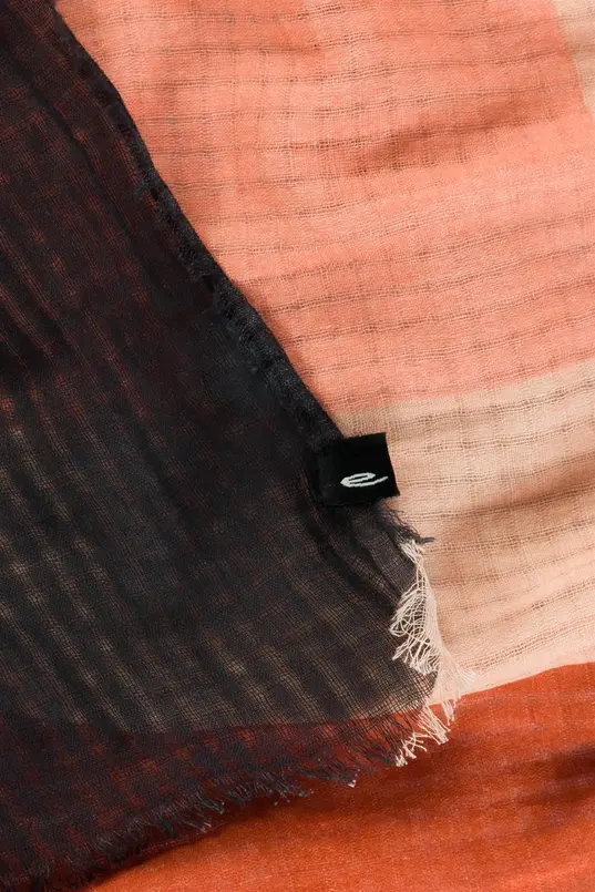 Colourblocking shawl