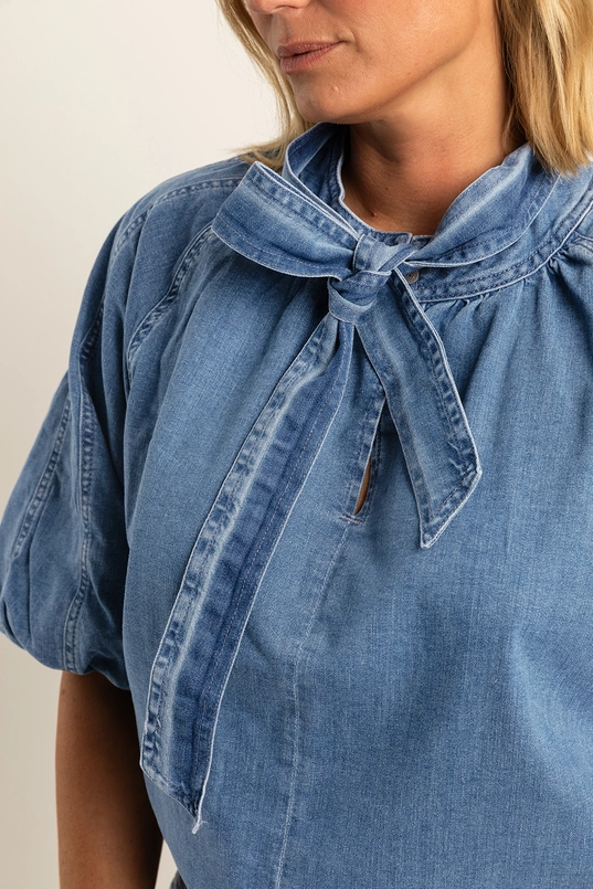 Denim blouse met strikdetail