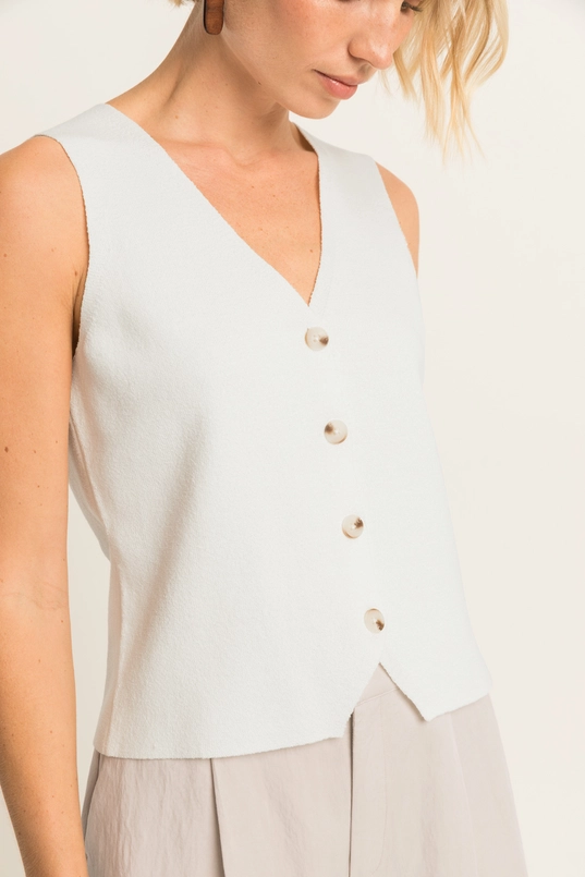 Fijngebreid gilet met knopen