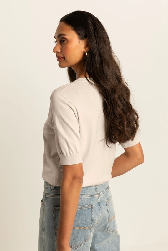 Fijngebreide trui met korte mouwen