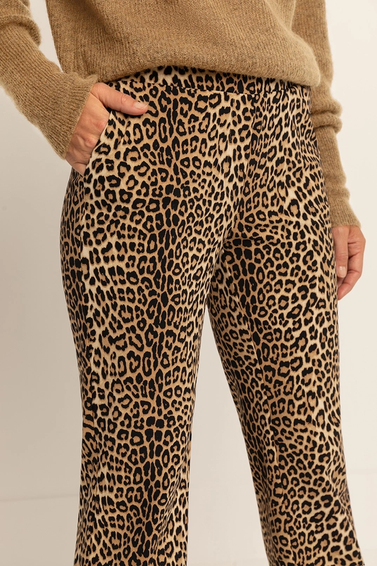 Flared travelbroek met luipaardprint
