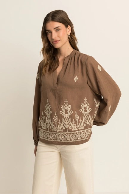 Geborduurde blouse