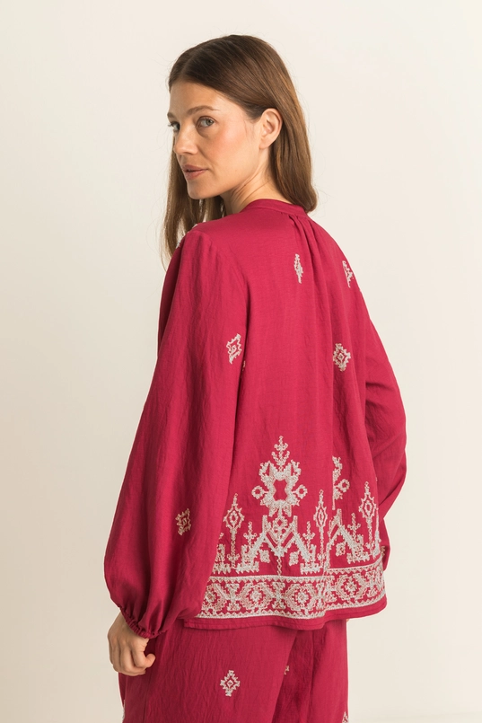 Geborduurde blouse
