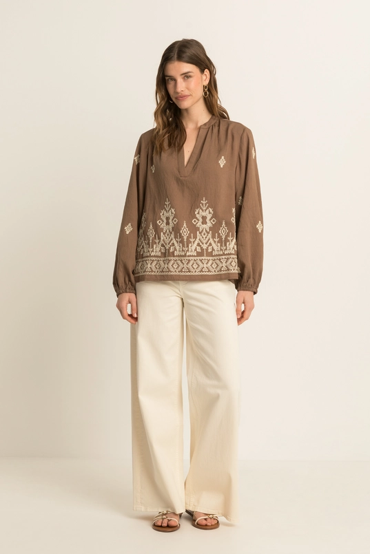 Geborduurde blouse
