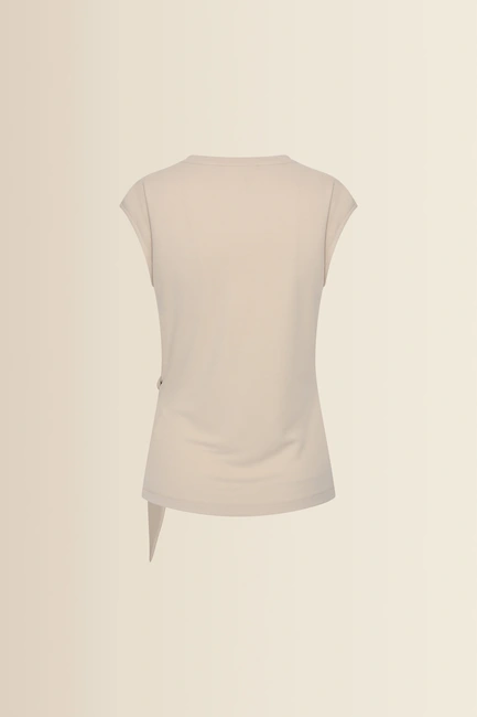 Gedrapeerde top met strikdetail