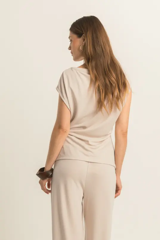 Gedrapeerde top met strikdetail