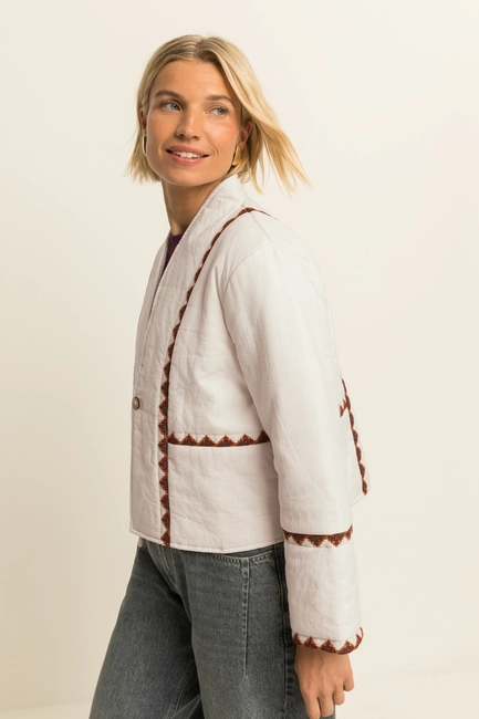 Gewatteerd jasje met borduurdetails
