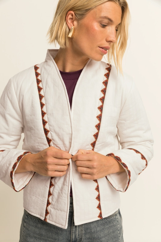 Gewatteerd jasje met borduurdetails