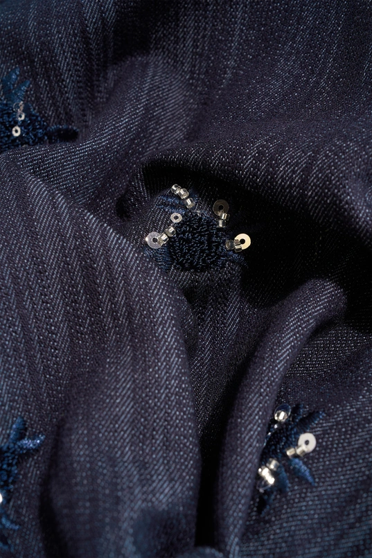 Jasje met borduursels en pailletten