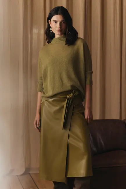 Leerlook rok met overslag