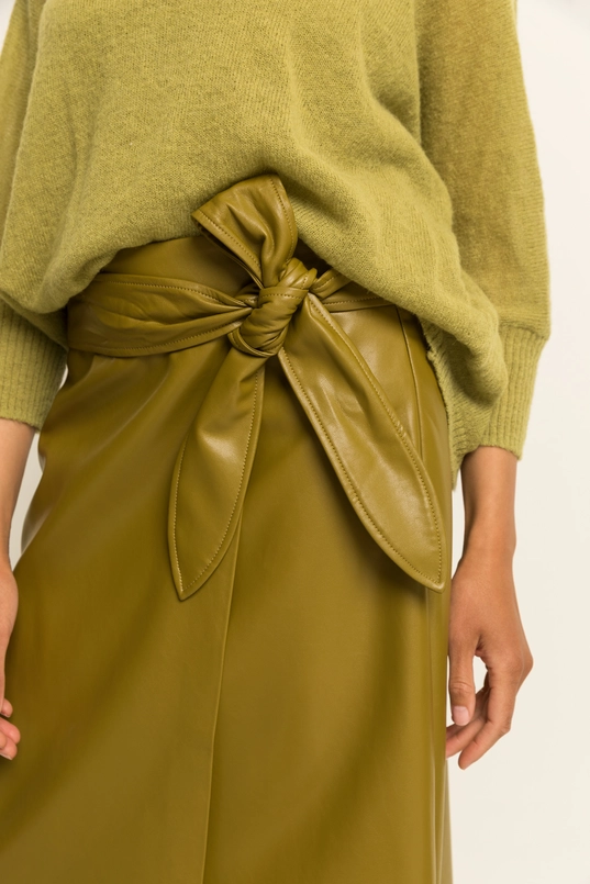 Leerlook rok met overslag