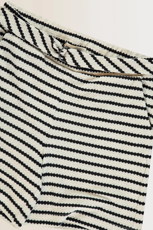 Short met structuurstrepen