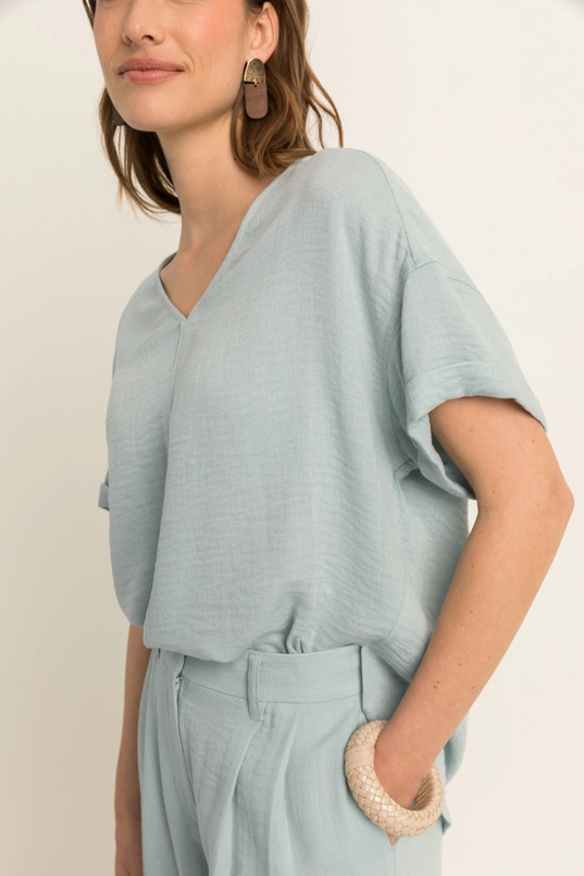 Soepelvallende blouse met V-hals