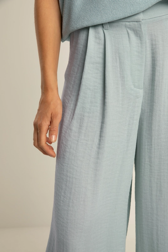 Soepelvallende broek met plooien