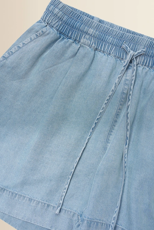 Soepelvallende denim short
