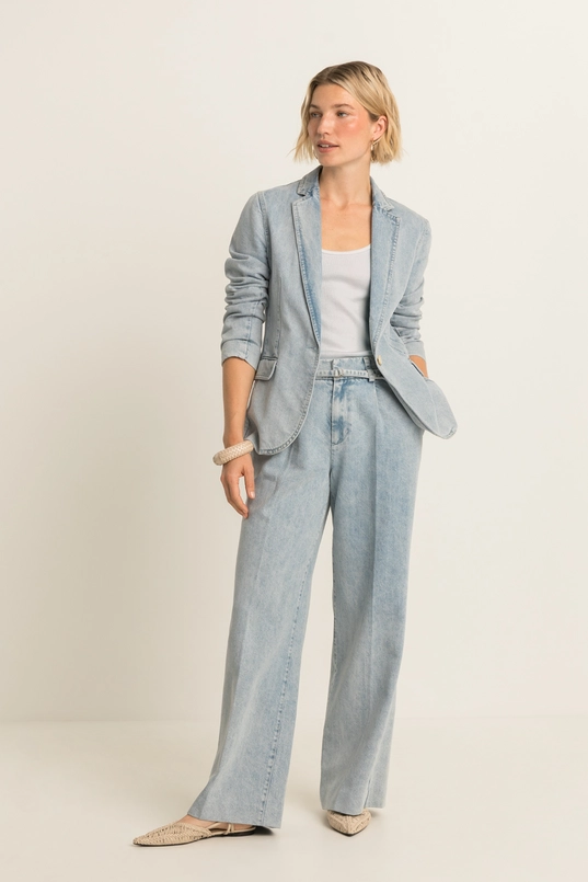 Soepelvallende jeans met ceintuur