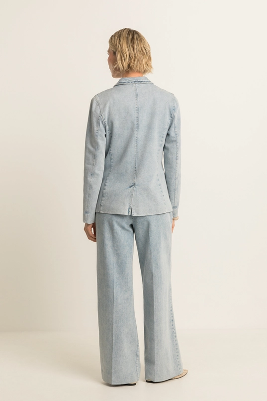 Soepelvallende jeans met ceintuur