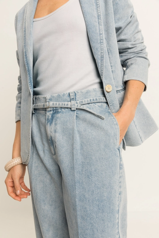 Soepelvallende jeans met ceintuur