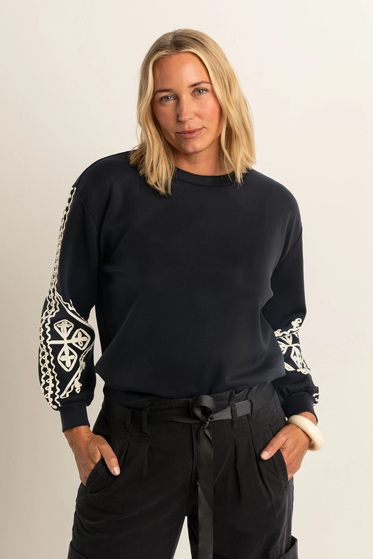 Sweater met contrasterende borduusels