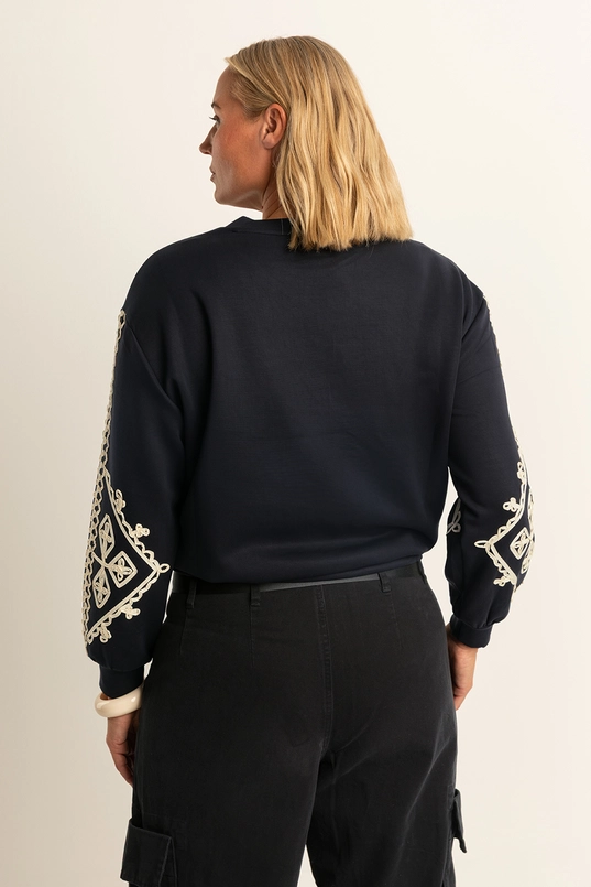 Sweater met contrasterende borduusels