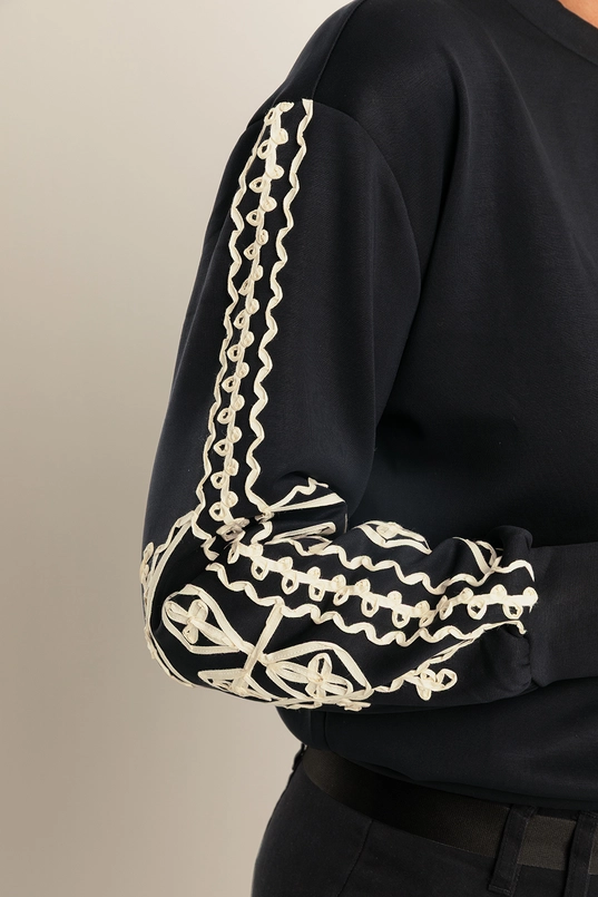 Sweater met contrasterende borduusels