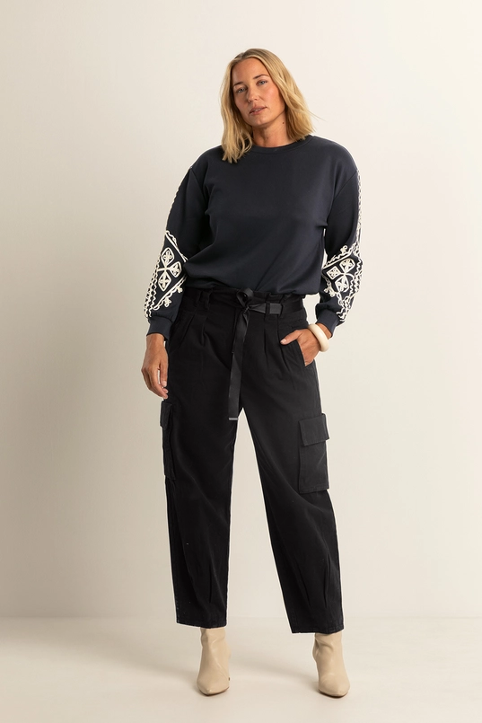 Sweater met contrasterende borduusels