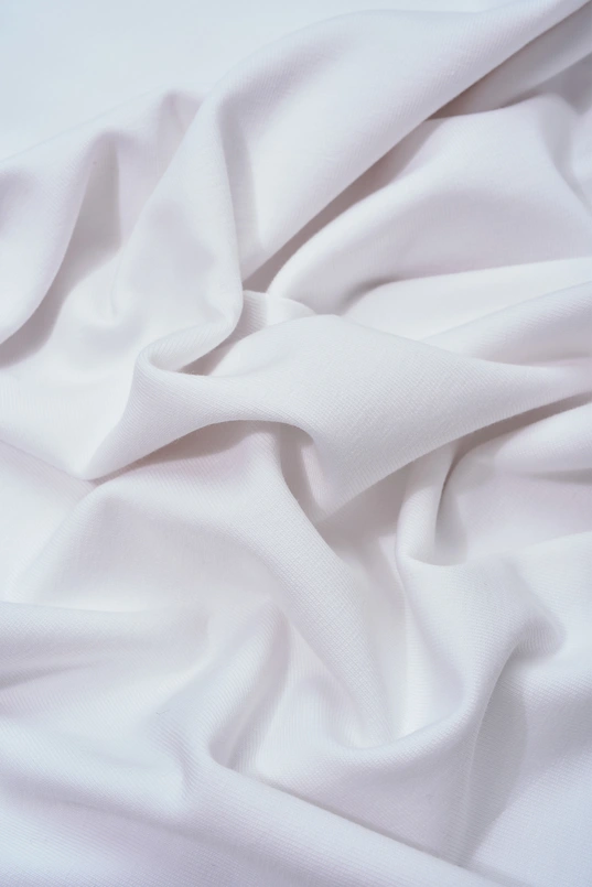 T-shirt met reliëf logo