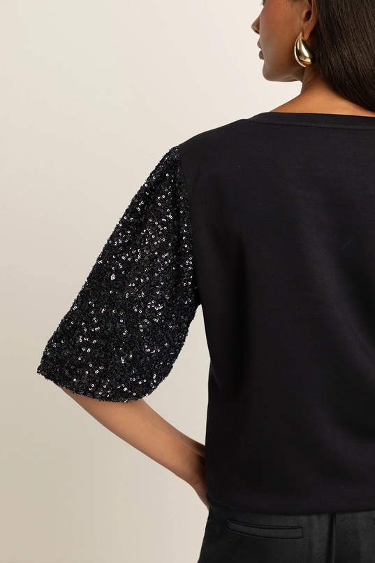 Top met paillettenmouwen