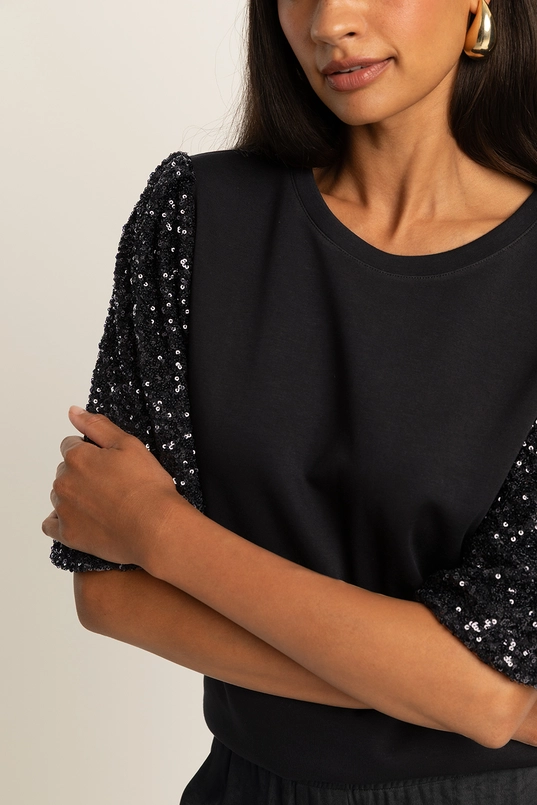 Top met paillettenmouwen