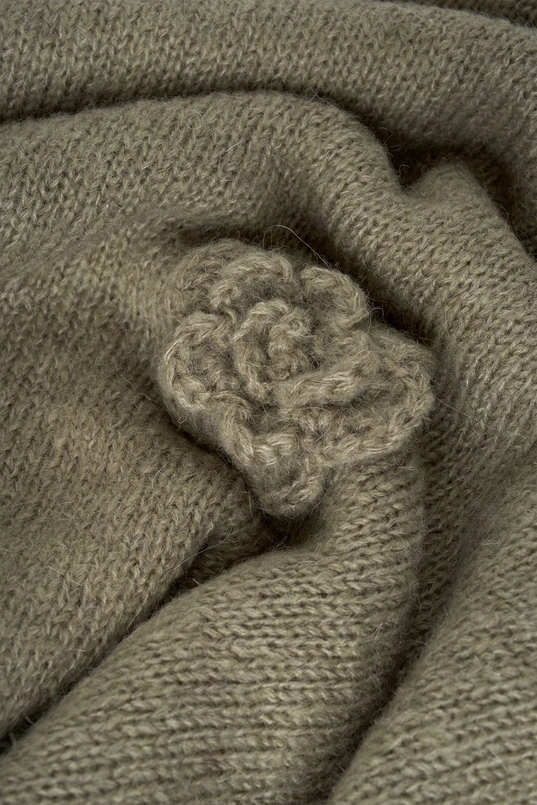 Trui met bloemapplicaties