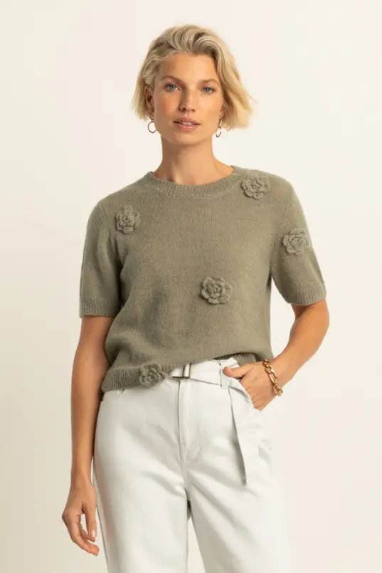 Trui met bloemapplicaties