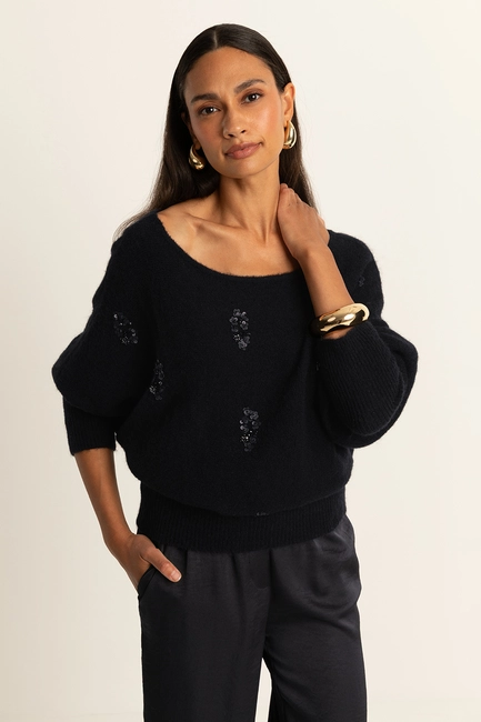 Trui met geborduurde details