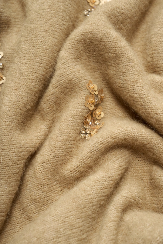 Trui met geborduurde details